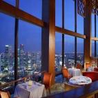 Cuando fue completado en 1986, con una altura de 226 metros, The Stamford era el hotel más alto del mundo. Desde que tuvo lugar el primer Gran Premio de Singapur en 2008, este hotel se ha convertido en uno de los favoritos de los equipos de Fó...