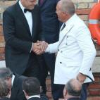 Clooney saluda a los invitados