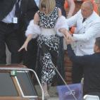 Wintour subiendo al barco