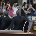 Clooney saluda a los curiosos