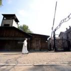 El papa entra a pie en el campo por la puerta principal.
