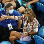 Una aficionada hace una peineta a Nadal durante un partido en Australia
