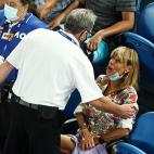 Una aficionada hace una peineta a Nadal durante un partido en Australia
