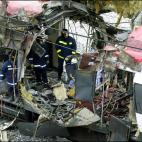 Tres minutos después explotaron otras cuatro bombas en otro tren, procedente de Alcalá de Henares, a 500 metros de Atocha, a la altura de la calle Téllez. A la misma hora dos bombas estallaron en un tren en la estación del Pozo y una más e...