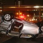 Un coche vuelca en la ciudad de Osaka tras el paso del tif&oacute;n.