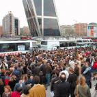 Ante el llamamiento de los servicios sanitarios, miles de personas hicieron cola para donar sangre en las unidades móviles que se despliegan por toda la ciudad. Acudieron en masa y en pocas horas los bancos de sangre de todos los hospitales, ta...