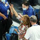 Una aficionada hace una peineta a Nadal durante un partido en Australia