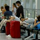 Pasajeros esperan a poder salir de Osaka despu&eacute;s de sus trenes hayan tenido que ser cancelados.