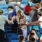 Una aficionada hace una peineta a Nadal durante un partido en Australia