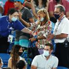 Una aficionada hace una peineta a Nadal durante un partido en Australia