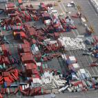 Vista a&eacute;rea de cientos de contenedores ca&iacute;dos en un puerto en Osaka.