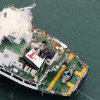 Fotograf&iacute;a de un buque cisterna afectado por los restos de un puente cerca al aeropuerto internacional de Kansai.