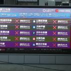 Una pantalla informa de los trenes que han sido cancelados como consecuencia del tif&oacute;n Jebi, en Osaka.