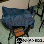 Durante la madrugada la Policía descubría en la comisaría de Puente de Vallecas una bomba en una mochila recogida en la estación del Pozo. Los terroristas usaron la función de alarma de un teléfono móvil para activar la bomba, pero la pro...