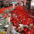 Cuatro días después del atentado, la estación de atocha presentaba este aspecto, hasta el punto de que se tuvo que habilitar una zona con paneles para que los ciudadanos pudieran dejar sus mensajes de condolencia.