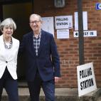 La conservadora Theresa May y su esposo