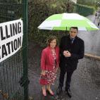 El candidato de Sinn Féin para Belfast Norte, John Finucane (d), junto a su madre, Geraldine Finucane.