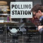 Cafetería habilitada como colegio electoral en Borough High Street, Londres