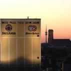 Exterior de la fábrica de Paulaner, con las torres de la catedral de Múnich al fondo