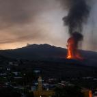 El volc&aacute;n expulsa lava a unos pocos metros de un pueblo ya abandonado