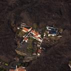 Casas devoradas por la lava en su lento pero imparable avance