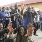 Los recién llegados saludan y muestran su júbilo por haber logrado traspasar la valla y entrar en España.
