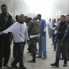 Los subsaharianos, la mayoría procedentes de Malí, se han dirigido al CETI entre sonrisas, cánticos y gritos de júbilo por el éxito del asalto.