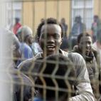 Un inmigrante muestra su felicidad tras conseguir traspasar el tramo de valla entre Mariguari y Río Nano.