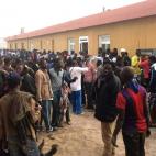 Los inmigrantes se abrazan y felicitan en el CETI tras haber tenido éxito en el que es el tercer asalto a la valla de la semana.