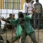 Un inmigrante gesticula con felicidad desde el CETI.