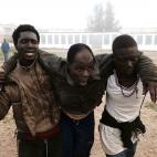 Entre 50 y 100 inmigrantes han resultado heridos durante el salto y han sido auxiliados por sus compañeros. 102 inmigrantes se han quedado del lado marroquí, 28 de ellos heridos.