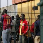 Un inmigrante luce una camiseta del Barça en el CETI.