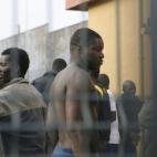 Los inmigrantes, algunos a pecho descubierto, se felicitan tras haber conseguido traspasar la frontera.