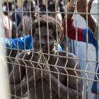 Un inmigrante gesticula con alegría tras la valle del CETI.