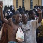 Dos inmigrantes celebran haber conseguido cruzar a España.