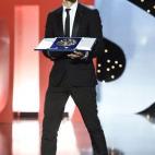 Raúl Arévalo recoge el premio concedido a su compañero Javier Gutiérrez por 'La isla mínima'.