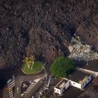 Una inmensa monta&ntilde;a de magma arrasan otro de los pueblos en su camino
