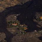 La isla se reviste del negro de la lava