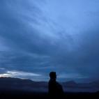 Un pueblerino hindú contempla las vistas desde el Monte Bromo durante la celebración de Yadnya Kasada. En esta celebración los indonesios suben al monte para llevar ofrendas como animales o cultivos a los dioses de las montañas.