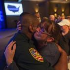 El dolor durante la vigilia por los tres policías asesinados en Baton Rouge, Luisiana.