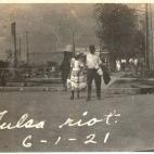 Una pareja afroamericana pasea con el humo dominando la parte de atrás de la imagen