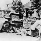 Muebles en las calles tras los ataques