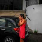 Una mujer llora al desalojar su vivienda antes de que la lava engulla su hogar.