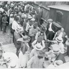 Grupos de personas negras se arremolinan para recibir alimento tras los ataques