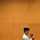 Un joven realiza una fotografía durante un evento al que asiste el primer ministro malasio, Najib Razak, en Kuala Lumpur, Malasia.