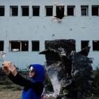 Una mujer se toma un selfie frente a lo que queda del edificio de las Fuerzas Especiales de Policía en la ciudad de Ankara, después de haber sido bombardeado durante el fallido golpe de estado en Turquía.