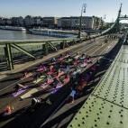El Puente de la Libertad, situado en la ciudad de Budapest se ha cerrado al tráfico para la realización de ejercicios de yoga.