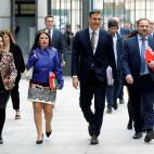 El Secretario General del PSOE Pedro S&aacute;nchez, acompa&ntilde;ado de la portavoz del Grupo Socialista en el Congreso Margarita Robles (i) la vicesecretaria general del PSOE Adriana Lastra (2i) y el Secretario de Organizaci&oacute;n del PSOE...