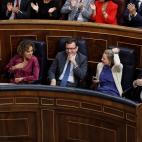 Los ministros de Rajoy r&iacute;en en el pleno.