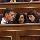 Pedro S&aacute;nchez, Margarita Robles y Adriana Lastra antes del comienzo de la moci&oacute;n de censura.
